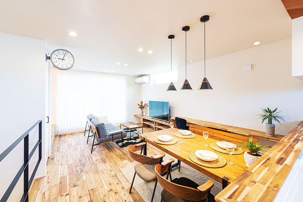 #03 室内へ満遍なく光が届く、2階リビングの家。