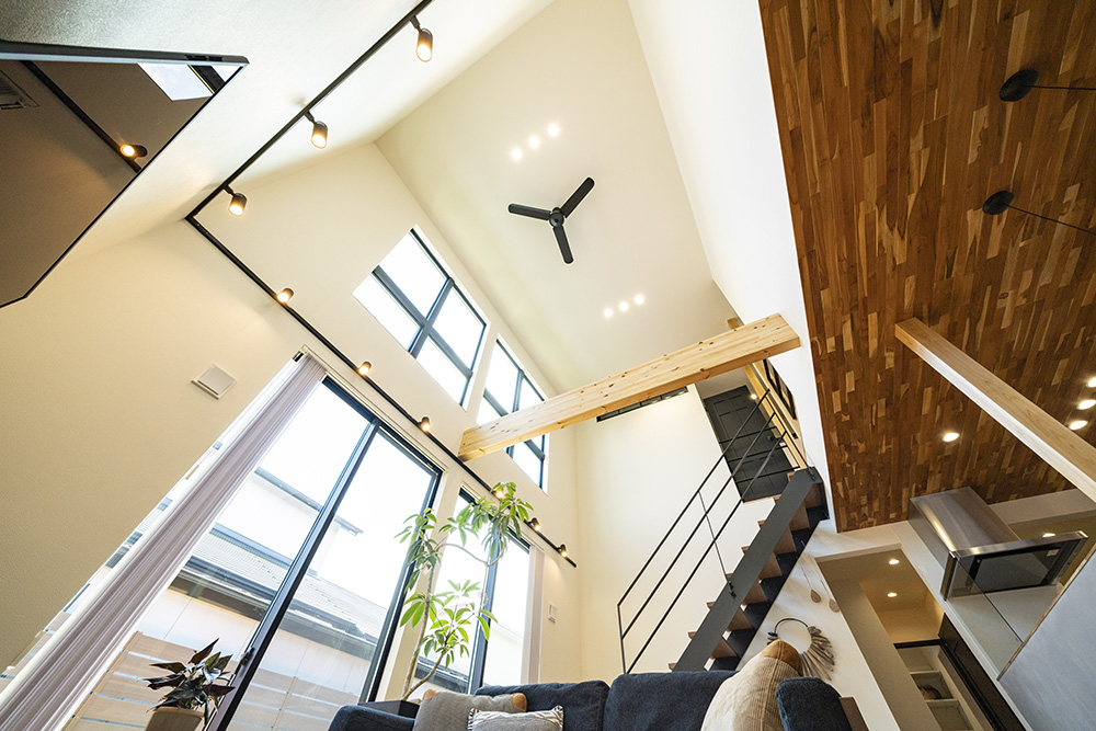 #02 吹き抜けにより、開放的な空間のある家。